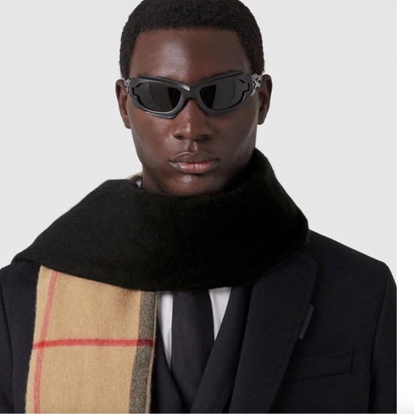 Burberry Reversible Giant Check To Solid Cashmere Scarf - Picture 5 of 15